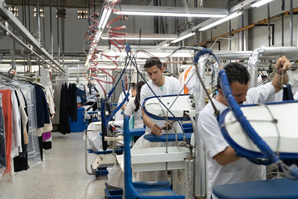 نمای نزدیک از اتوپرس های صنعتی در حال کار انجام دادن