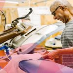 آقایی در حال انجام دادن کار با اتوپرس صنعتی در خشکشویی، و بررسی مشکلات دستگاه اتوپرس صنعتی