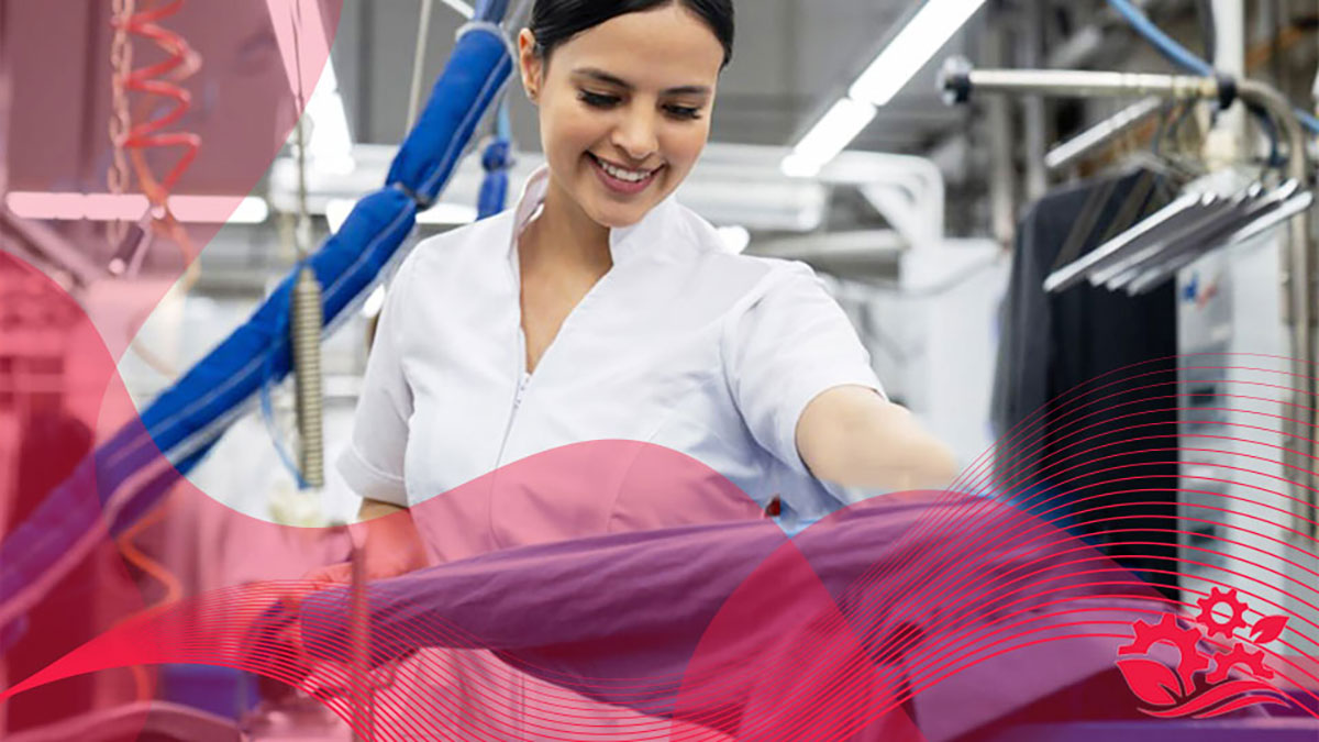 خانمی در حال نگهداری و مراقبت از دستگاه اتو پرس صنعتی برای افزایش طول عمر دستگاه