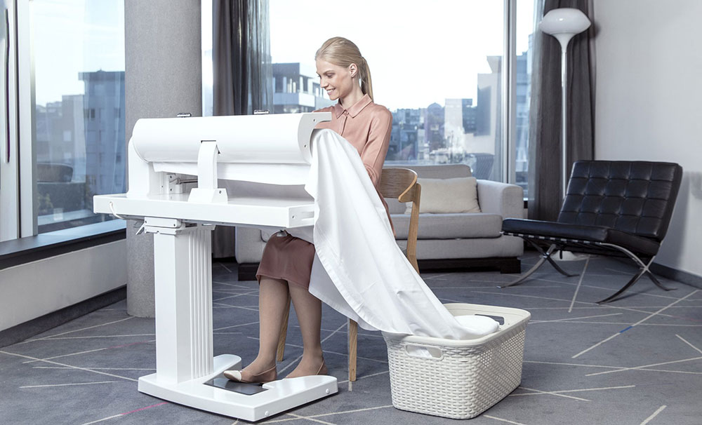 خانمی زیبا در حال اتوکشی با اتو پرس صنعتی